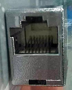 RJ45S - 带键控的 8P8C 接口，一侧带有一个额外的凸耳，可防止其与常规（非键控）8P 配接插孔。